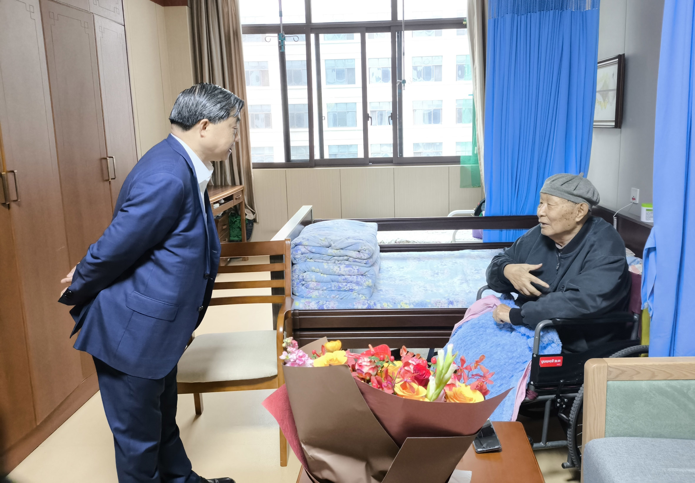 集團(tuán)董事長(zhǎng)傅剛義重陽(yáng)節(jié)登門(mén)慰問(wèn)離休老干